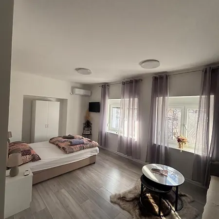 Lana & Ella * Μόσταρ